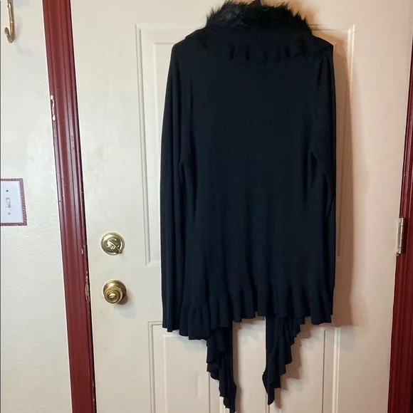 Chic Black Cardigan with Faux Fur Collar - Picture 4 of 7